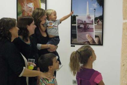 Inauguració. Alumnes del Centre d’Art i personatges fotografiats van omplir la sala encuriosits i visiblement satisfets pel resultat - R.C.V.