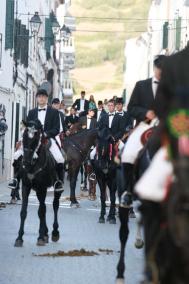 Qualcada. Les guindoles i les buldrafes van tornar aparèixer ahir pels carrers des Mercadal. Avui pujaran al Toro, en una jornada que atrau a menorquins de tots els pobles de l’Illa - cris