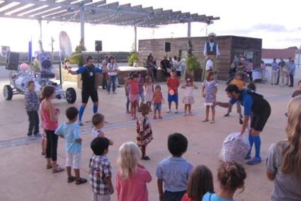 Cala en Porter. La Plaça Gran va ser dissabte l’escenari de l’inici de les festes de la urbanització amb un espectacle infantil i un pregó homenatge a la Cova d’en Xoroi - G. Aznar