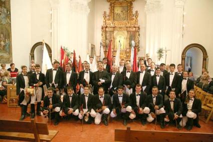 El Toro. Més de quaranta cavalls s’enfilaren per la muntanya mentre la gent feia cua per pujar-hi en autobús, alguns a peu, i compartir a dalt l’espectacle de les onze banderes en 
la Missa de Caixers i posterior jaleo - Javier