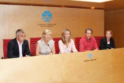 Mesa. Antoni Juaneda, Deborah Hellyer, Salomé Cabrera, José Luis Barrero y Águeda Reynés, ayer - Javier