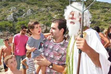 Adaptación mitológica y qualcada. Neptuno atracó en la cala y repartió caramelos entre los niños, que celebraron su particular fiesta con pistolas de agua y cubos.
Por la noche, los caballos se adueñaron del núcleo para deleite de vecinos y visitantes. - Paco Sturla/Gemma Andreu