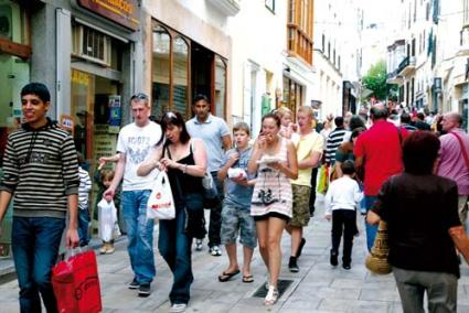 Población. La crisis se ha cebado sobre todo con los extranjeros, según los datos del CRE - Archivo