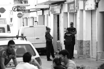 Guardia Civil. Agentes custodiando la casa donde residía Francisco Javier M.M. en la calle Pau Pons de Ferreries el pasado día 26 - Archivo