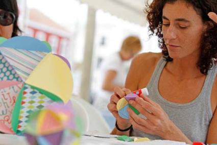 Tiendas y talleres. Hasta 34 tiendas y 15 talleres se reunieron durante el fin de semana en la Explanada de Es Castell, que se llenó de visitantes - Gemma Andreu