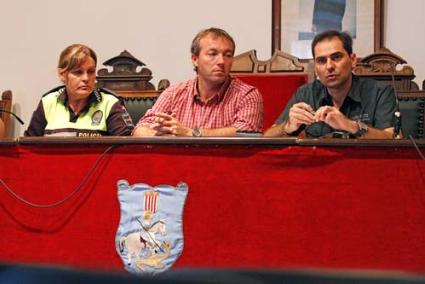 PRESENTACIÓN. Carme Carreras, Lluís Camps y Rafel Covas, durante la rueda de prensa en Es Castell - Gemma Andreu