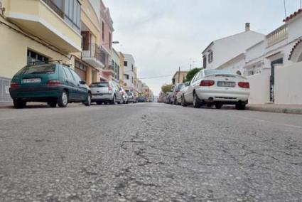 De la Creu. Tiene peligros evidentes para los peatones, que deben andar por la calzada - Paco Sturla