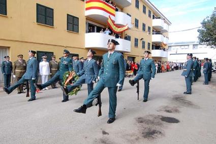 Conmemoración. El cuartel de Maó acogió el acto institucional con un elegante desfile de las distintas unidades y una ofrenda en homenaje a los caídos en acto de servicio - Gemma Andreu