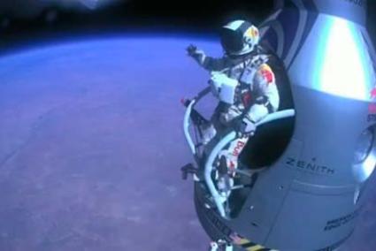 Salto. Felix Baumgartner, en el momento de lanzarse desde el globo a 39 kilómetros de altura - Reuters