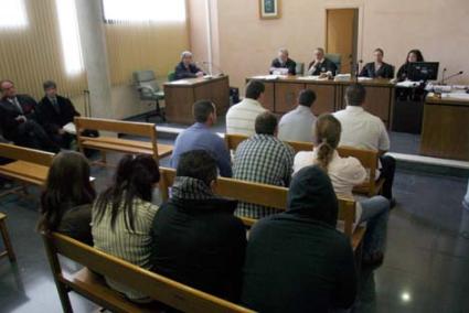 El juicio. Los diez acusados comparecieron ante el juez para rubricar el acuerdo de conformidad y aceptar las condenas - Cris