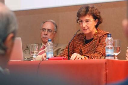 Acto. El conferenciante Camilo José Cela, junto a la nueva presidenta Margarita Orfila - Gemma Andreu