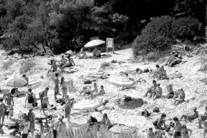 Macarella. Junto con Cala Turqueta, es la playa con mayor número de denuncias - Archivo