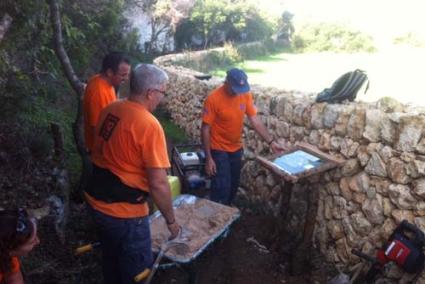 Trabajos. El equipo del Proyecto Life + Reneix y voluntarios de Cruz Roja colocan las señales en la ruta - P. CIME