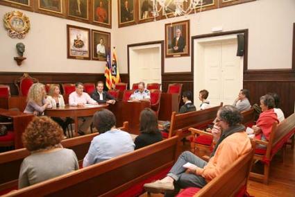 Ayuntamiento. Los vecinos del Centre Històric han acudido a la primera reunión con los policías de barrio - Javier