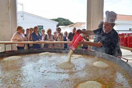 Dinar. La paella gegant va ser el complement perfecte per una diada amb diferents actes pensada per establir relacions entre els esplais de l’Illa - Paco Sturla