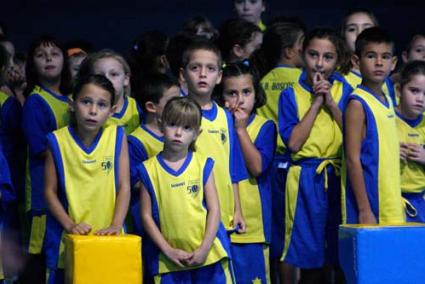 Protagonistas. Los jugadores fueron presentados uno a uno y tenían que entrar a canasta y anotar - Cris Llufriu