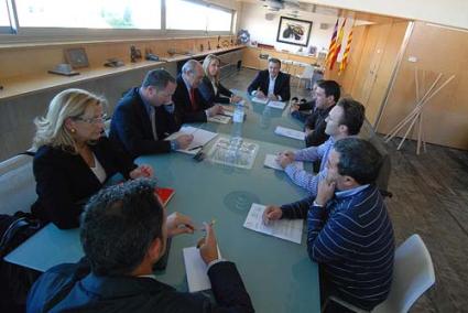 Reunión. Tadeo convocó de forma extraordinaria a los alcaldes para tratar sobre las inversiones y los presupuestos de 2013 - Gemma Andreu