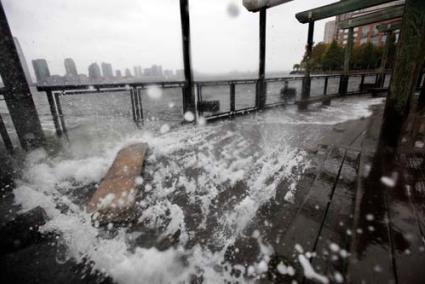 Huracán. Imagen de la tormenta con el ‘skyline’ de Manhattan al fondo, una de las zonas donde se ha declarado la alerta por el temporal - Reuters