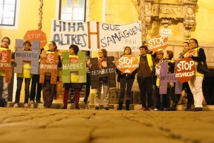 Protesta. El colectivo salió de nuevo a la calle aprovechando la celebración del pleno donde se aprobó el topónimo bilingüe de la ciudad - Gemma Andreu