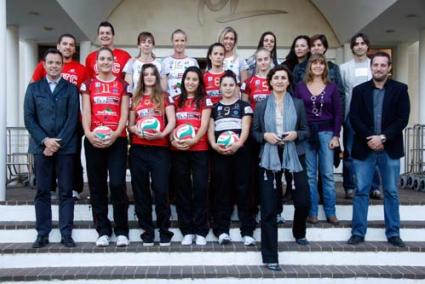 Foto de grupo. Plantilla, representantes de las instituciones y presidenta del club, en el acto de ayer tarde - Cris Llufriu