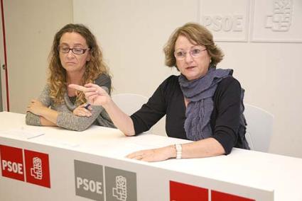 Mesa. María Auxiliadora Membrive junto a Cristina Rita, ayer en la sede del PSOE de Maó - Javier