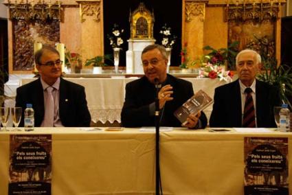 Presentación. Bartolomé Frau (presidente de la UAASS), monseñor Sebastià Taltavull y Gabriel Julià, el autor - Cris