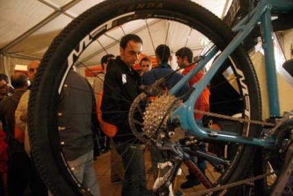 Feria. Durante la tarde, las empresas del mundo de la bicicleta expusieron sus productos - Cris