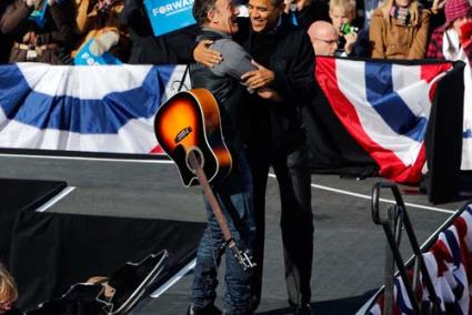 Campaña. Barak Obama abraza a Bruce Springsteen en un acto electoral - Reuters