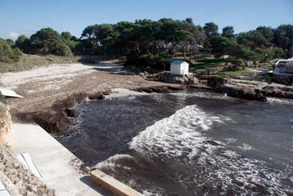 Cala Blanca. Les restes de posidònia dipositades a la platja esdevenen útils per a la contenció d’arena - Cris