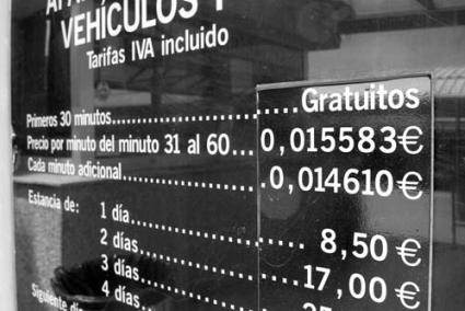 Antes y después. Antes de octubre, la primera hora de parking era gratuita. Ahora, es de pago - Archivo