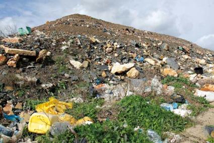 Milà. Los residuos generados en el vertedero han acumulado una montaña de basura - Archivo