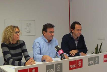 PSOE. Elena Baquero, Joan Marqués y Marc Pons, ayer en la sede de los socialistas en Maó - P. PSOE