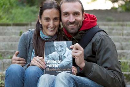 Companys. Llompart i Uriach, amb el primer exemplar del llibre - FVF