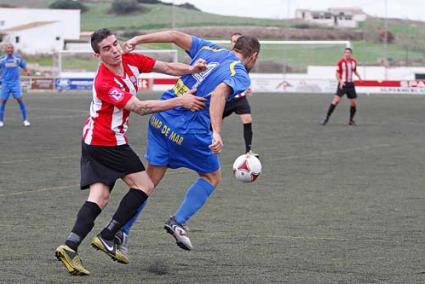 CE Mercadal. Seguí recibe un manotazo de un jugador del Andratx en el partido del sábado - Gemma Andreu