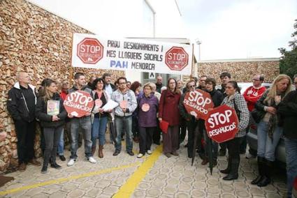 Concentración. Unas 40 personas se congregaron ayer por la mañana frente a los juzgados de Maó - Javier