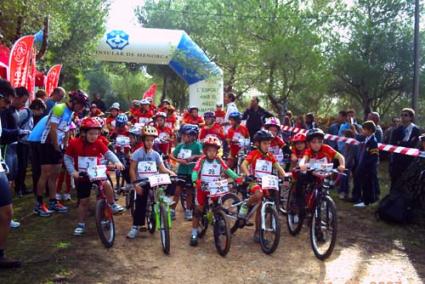 A rodar. Las categorías menores se disponen a iniciar el recorrido en bicicleta - GEEP