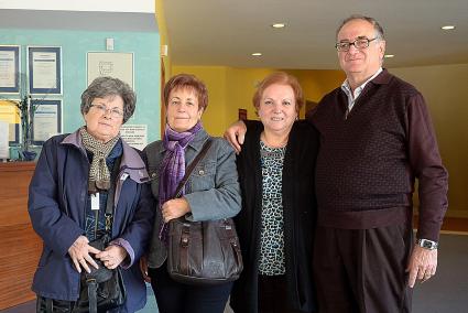 Turistas. Piedad, Ester, Dolores y Jesús (matrimonio), vecinos en la misma calle de Can Serra en Hospitalet de Llobregat - Paco Sturla