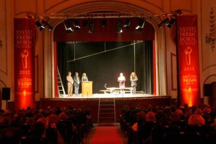 Cerimònia. L’escenari del Teatre Salesià tancà el certamen amb la lectura de l’acte del jurat i el discurs de la Presidenta Maria Josep Rebassa - Cris