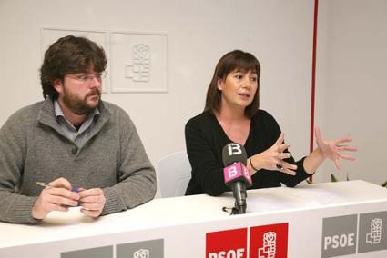 PSOE. La secretaria general del PSIB-PSOE, Francina Armengol y Vicenç Tur, ayer en la sede de Maó - Javier