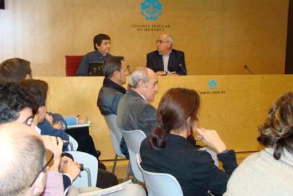 Presentación. El conseller insular de Movilidad, Luis Alejandre junto al ingeniero diseñador del proyecto, Rodrigo del Pozo, y el equipo técnico de este Departamento, ayer en la sede del Consell - P.CIME