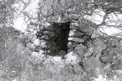 Hipogeo. Puerta de entrada de la cueva antes de ser presuntamente destrozada por el propietario de los terrenos de So na Parets Vives - Catálogo Insular de Patrimonio Histórico