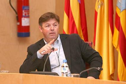 Sesión. La presunta incompatibilidad de Villalonga volvió a convertirse ayer en una de las cuestiones claves del pleno del Consell - Javier