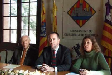 Presentació. A l’acte, Gabriel Julià, l’alcalde José María de Sintas i la regidora de Cultura Auxiliadora Pons - SMPAC