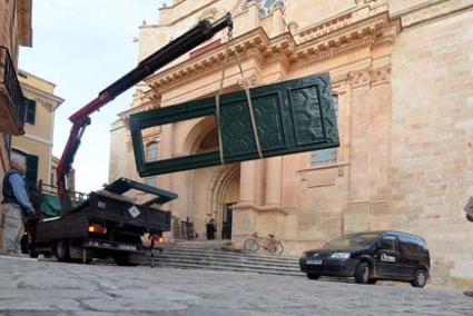 Trasllat. Va ser necessària la intervenció d’una grua per traslladar les grans fulles de l’antiga porta - Paco Sturla