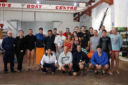 Valientes. Los participantes desafiaron las frías aguas del puerto - Gemma Andreu