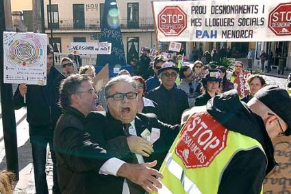 Performance. La Plataforma de Afectados por la Hipoteca simuló un intento de desahucio del belén - Gemma Andreu