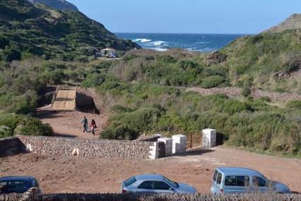 Ets Alocs. A unos 200 metros de la playa se ha construido una ‘paret seca’ y se ha instalado una barrera - Paco Sturla