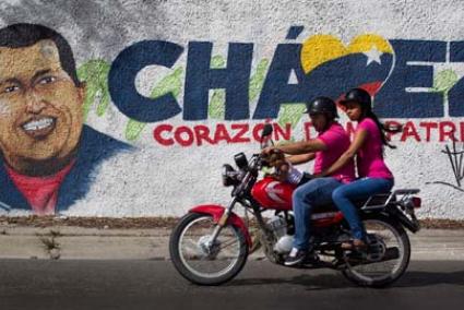 Caracas. Un mural ensalzando la figura de Chávez en la capital - Reuters