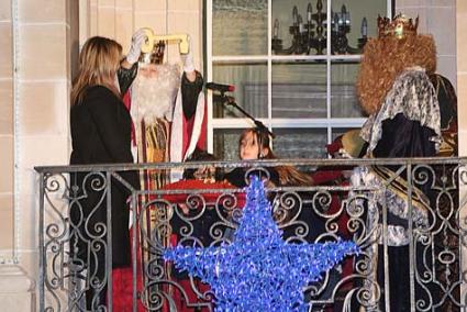 Maó. Los Reyes Magos atracaron en el puerto de Máo a bordo de un yate y, posteriormente, recorrieron las calles más céntricas del municipio sobre sus carrozas - Javier