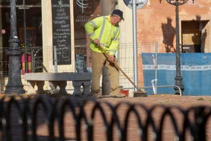 Limpieza. El barrido manual de las calles será menos frecuente en Ciutadella con el Plan de Ajuste - Paco Sturla